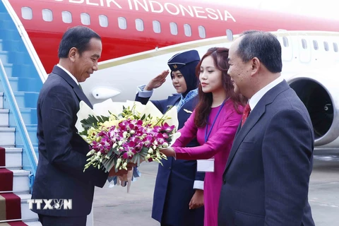 Lễ đón Tổng thống Indonesia Joko Widodo tại Sân bay Quốc tế Nội Bài. (Ảnh: An Đăng/TTXVN)