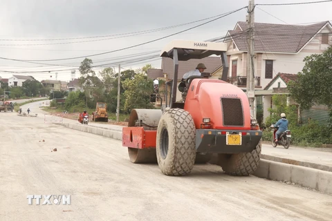 Thi công một tuyến đường ở thành phố Đông Hà, tỉnh Quảng Trị. (Ảnh: Nguyên Lý/TTXVN)