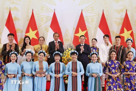 Chủ tịch nước Võ Văn Thưởng và Tổng thống Indonesia Joko Widodo tặng hoa cho các nghệ sỹ. (Ảnh: Thống Nhất/TTXVN)