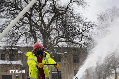 Công nhân dọn tuyết tại Des Moines, bang Iowa, Mỹ. (Ảnh: AFP/TTXVN)