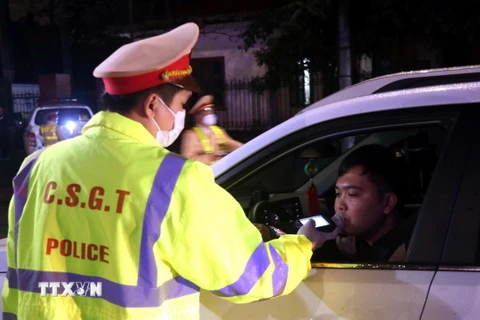 Lực lượng Công an tỉnh Hưng Yên kiểm tra nồng độ cồn với người điều khiển phương tiện giao thông. (Ảnh: Đinh Văn Nhiều/TTXVN)