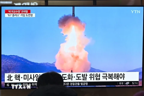 Người dân Hàn Quốc theo dõi bản tin truyền hình về vụ phóng tên lửa của Triều Tiên ngày 14/1. (Ảnh: AFP/TTXVN)