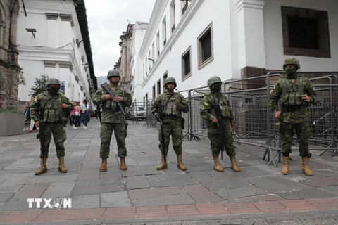 Binh sỹ Ecuador tuần tra tại Quito ngày 9/1/2024. (Ảnh: THX/TTXVN)