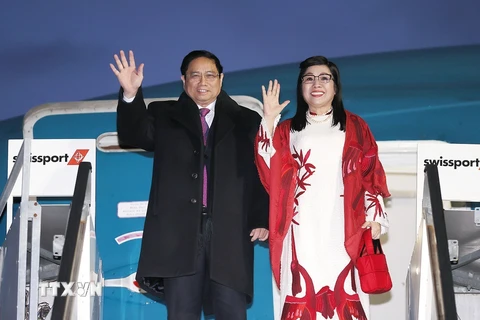 Thủ tướng Phạm Minh Chính và Phu nhân đến Sân bay Quốc tế Zurich, Thụy Sĩ. (Ảnh: Dương Giang/TTXVN)