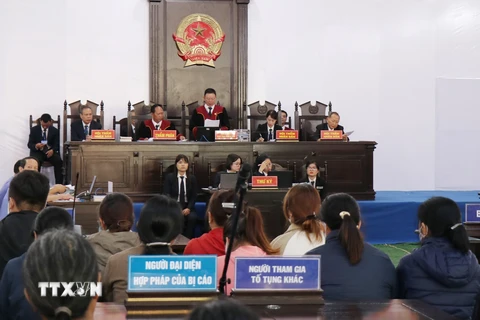 Hội đồng Xét xử khai mạc phiên tòa. (Ảnh: Nguyễn Dũng/TTXVN)