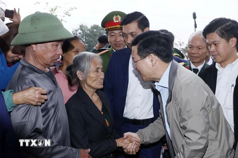 Chủ tịch nước Võ Văn Thưởng với nhân dân xã Thanh Thủy. (Ảnh: Thống Nhất/TTXVN)