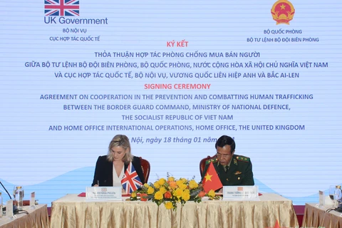 Trung tướng Lê Đức Thái và bà Victoria Pullen ký kết Thỏa thuận hợp tác phòng, chống mua bán người. (Nguồn: Quân đội Nhân dân)