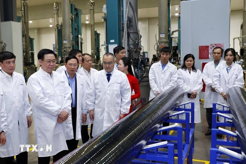 Chủ tịch Quốc hội Vương Đình Huệ thăm Công ty Trách nhiệm hữu hạn Solar Việt Nam tại Khu Công nghiệp Quang Châu, huyện Việt Yên. (Ảnh: Nhan Sáng/TTXVN)