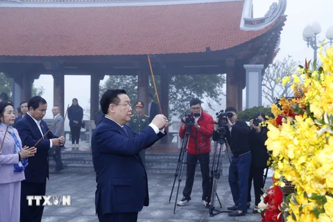 Chủ tịch Quốc hội Vương Đình Huệ dâng hương, dâng hoa tưởng niệm Chủ tịch Hồ Chí Minh. (Ảnh: Nhan Sáng/TTXVN)