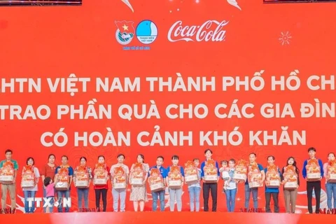 Hội Liên hiệp Thanh niên Việt Nam Thành phố Hồ Chí Minh tặng quà Tết cho các gia đình thanh niên công nhân có hoàn cảnh khó khăn. (Ảnh: Hồng Giang/TTXVN)