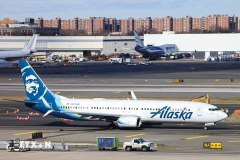 Máy bay Boeing 737-900ER của Hãng hàng không Mỹ Alaska Airlines. (Ảnh: AFP/TTXVN)