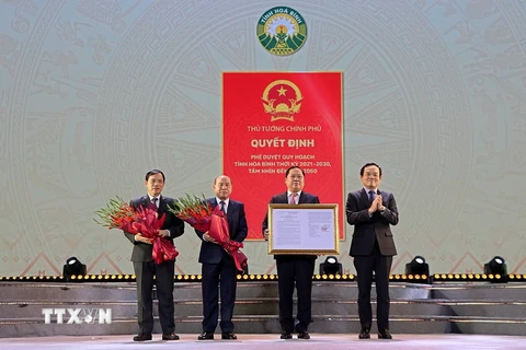 Phó Thủ tướng Trần Lưu Quang trao Quyết định Quy hoạch tỉnh Hòa Bình thời kỳ 2021-2030, tầm nhìn đến năm 2050 cho lãnh đạo tỉnh. (Ảnh: Thanh Hải/TTXVN)