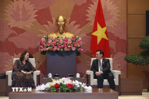 Chủ tịch Quốc hội Vương Đình Huệ tiếp Đại sứ New Zealand tại Việt Nam Tredene Dobson. (Ảnh: Nhan Sáng/TTXVN)