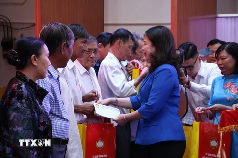 Phó Chủ tịch nước Võ Thị Ánh Xuân trao quà Tết cho các gia đình chính sách có hoàn cảnh khó khăn. (Ảnh: Chương Đài/TTXVN)