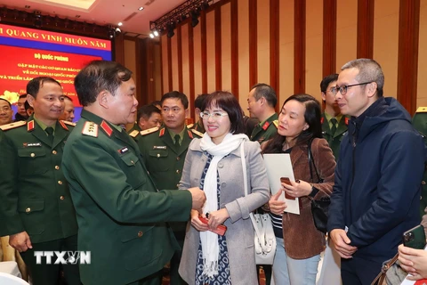 Thượng tướng Hoàng Xuân Chiến, Ủy viên Trung ương Đảng, Thứ trưởng Bộ Quốc phòng trao đổi với các phóng viên tại buổi gặp mặt. (Ảnh: Trọng Đức/TTXVN)