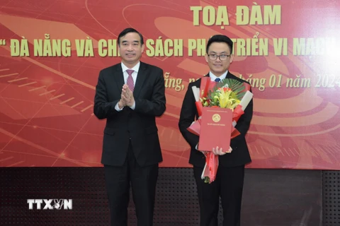Chủ tịch Ủy ban Nhân dân thành phố Đà Nẵng Lê Trung Chinh trao quyết định cho đại diện Trung tâm Nghiên cứu, Đào tạo Thiết kế Vi mạch và Trí tuệ Nhân tạo Đà Nẵng. (Ảnh: Văn Dũng/TTXVN)