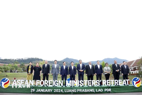Các Trưởng đoàn và Tổng Thư ký ASEAN chụp ảnh chung. (Ảnh: Phạm Kiên/TTXVN)