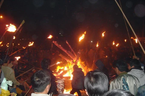 Đêm giao thừa người dân tập trung trước đình làng để lấy lửa thiêng. (Nguồn: Phong Nha Explorer)