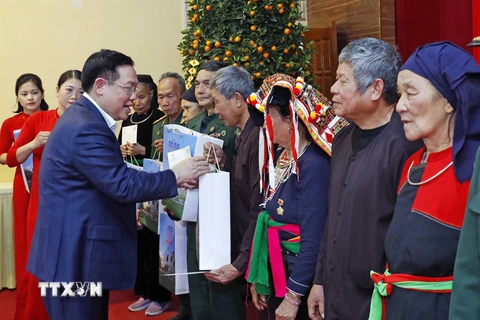 Chủ tịch Quốc hội Vương Đình Huệ tặng quà Tết các đối tượng chính sách tỉnh Yên Bái. (Ảnh: Nhan Sáng/TTXVN)