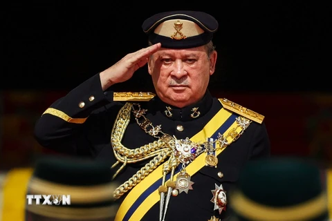 Tân Quốc vương Malaysia Sultan Ibrahim Iskandar duyệt đội danh dự trong Lễ đăng quang tại Kuala Lumpur ngày 31/1. (Ảnh: AFP/TTXVN)