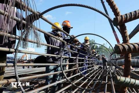 Công nhân thi công lồng sắt cho cọc khoan nhồi trên công trường xây dựng cầu Đại Ngãi nối đôi bờ sông Hậu những ngày cận Tết Giáp Thìn 2024. (Ảnh: Trung Hiếu/TTXVN)