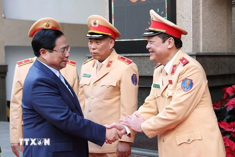 Thủ tướng Phạm Minh Chính thăm, chúc Tết lực lượng cảnh sát Giao thông. (Ảnh: Dương Giang/TTXVN)