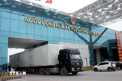 Phương tiện chở hàng hóa thông quan qua Cửa khẩu Móng Cái (Việt Nam)-Đông Hưng (Trung Quốc) tại khu vực cầu Bắc Luân II. (Ảnh: Văn Đức/TTXVN)