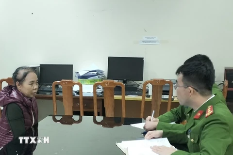 Đối tượng Nguyễn Thị Phương tại cơ quan công an. (Ảnh: TTXVN phát)