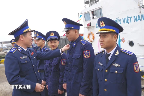 Trung tướng Bùi Quốc Oai, Chính ủy Cảnh sát Biển Việt Nam chúc Tết cán bộ, chiến sỹ Hải đội 202. (Ảnh: Thanh Thủy/TTXVN)