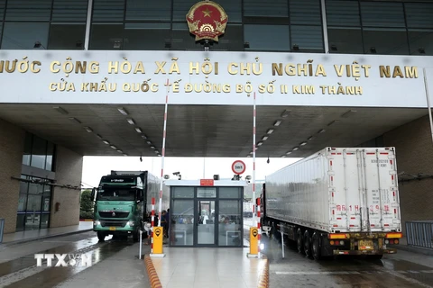 Hoạt động xuất nhập khẩu sôi động tại Cửa khẩu Quốc tế Đường bộ số 2 Kim Thành, tỉnh Lào Cai. (Ảnh: Quốc Khánh/TTXVN)