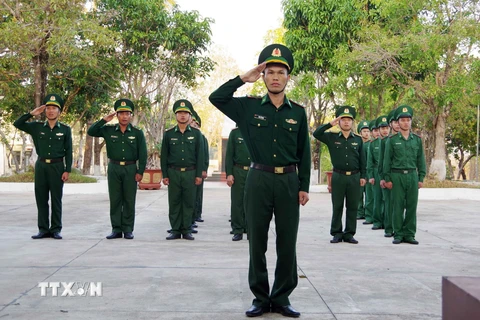 Cán bộ, chiến sỹ Đồn Biên phòng Bo Heng (Bộ đội Biên phòng tỉnh Đắk Lắk) chào cờ đầu Năm mới. (Ảnh: Hoài Thu/TTXVN)