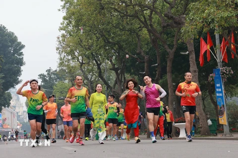 Cùng nhau chạy sáng ngày đầu tiên trong năm là sở thích của nhiều người dân ở Hà Nội. (Ảnh: Nhật Anh/TTXVN)