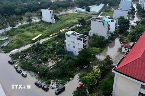 Một khu dân cư trên đường Nguyễn Lương Bằng (quận 7, Thành phố Hồ Chí Minh) bị bao quanh bởi 'biển nước' do mưa lớn và triều cường hồi tháng 10/2023. (Ảnh: Thu Hương/TTXVN)