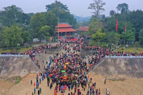 Đền Đông Cuông từ lâu đã trở thành điểm du lịch tâm linh nổi tiếng, thu hút đông đảo khách du lịch. (Nguồn: Vietnam+)