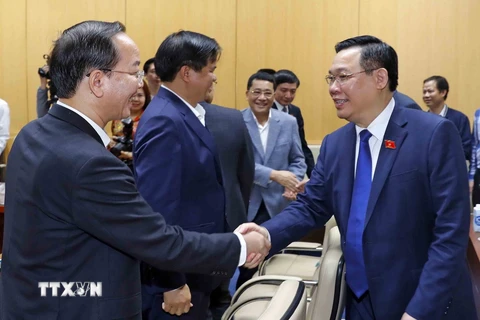 Chủ tịch Quốc hội Vương Đình Huệ với cán bộ chủ chốt của ngành y tế. (Ảnh: Nhan Sáng/TTXVN)