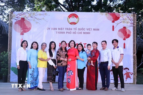 Sinh viên Lào, Campuchia đang học tập tại Thành phố Hồ Chí Minh bên các cha mẹ đỡ đầu người Việt. (Ảnh: Xuân Khu/TTXVN)