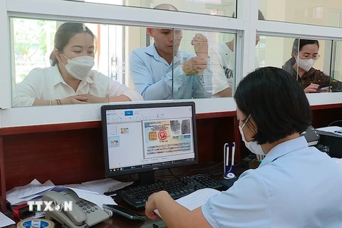 Người dân đến đăng ký tham gia bảo hiểm y tế tại Bảo hiểm Xã hội huyện Lục Yên, tỉnh Yên Bái. (Ảnh: Việt Dũng/TTXVN)