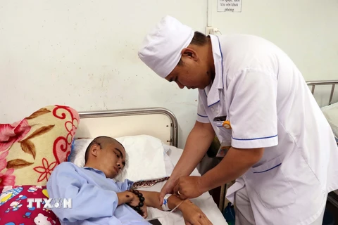 Bác sỹ của Bệnh viện Đa khoa tỉnh Ninh Thuận tận tình chăm sóc sức khỏe bệnh nhân. (Ảnh minh họa: Công Thử/TTXVN)