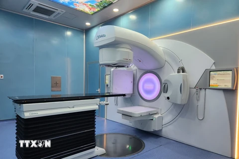 Hệ thống máy xạ trị gia tốc tuyến tính Synergy 160 lá tại Bệnh viện Trung ương Huế. (Ảnh: Mai Trang/TTXVN)