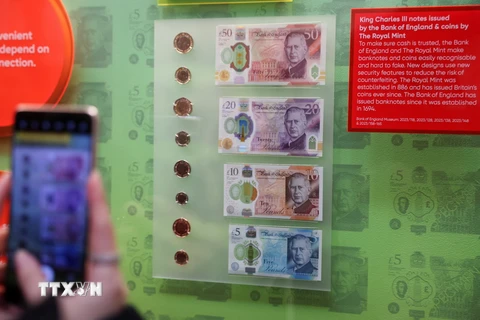 Bốn mẫu tiền mới in hình Vua Charles III được trưng bày tại bảo tàng của Ngân hàng Trung ương Anh (BoE) ở London, Anh ngày 27/2. (Ảnh: AFP/TTXVN)