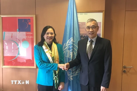 Ông Khúc Tinh - Phó Tổng Giám đốc UNESCO tiếp Đại sứ Nguyễn Thị Vân Anh, Trưởng Phái đoàn thường trực Việt Nam bên cạnh UNESCO. (Ảnh: TTXVN phát)