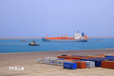 Tàu thuyền neo tại cảng ở thành phố Hodeida (Yemen), bên bờ Biển Đỏ. (Ảnh: AFP/TTXVN)