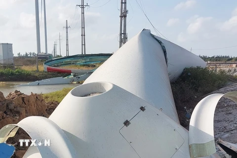 Tuabin điện gió thuộc Dự án Nhà máy Điện gió Hòa Bình 5 (giai đoạn 1) bị rơi gãy cánh quạt. (Ảnh: Chanh Đa/TTXVN)