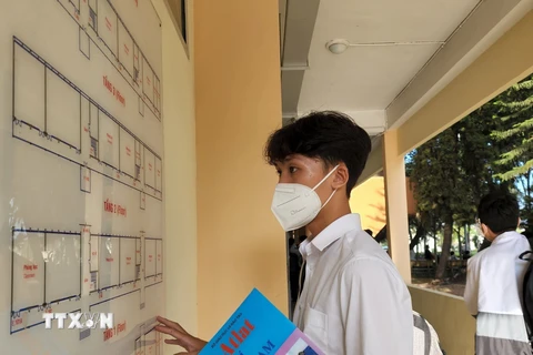 Thí sinh chuẩn bị vào phòng thi tại Trường Đại học Khoa học Tự nhiên, Đại học Quốc gia Thành phố Hồ Chí Minh. (Ảnh: Thu Hoài/TTXVN)