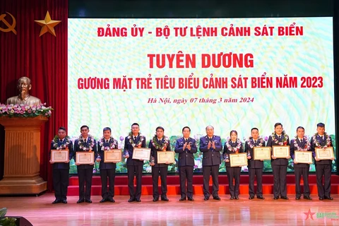 Lãnh đạo Bộ Tư lệnh Cảnh sát Biển trao bằng khen và tặng thưởng các gương mặt trẻ Cảnh sát Biển tiêu biểu và triển vọng năm 2023. (Nguồn: Quân đội Nhân dân)