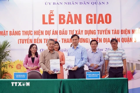 Ủy ban Nhân dân quận 3 và Ban Quản lý Đường sắt Đô thị Thành phố Hồ Chí Minh ký bàn giao mặt bằng Dự án metro Bến Thành-Tham Lương. (Ảnh: TTXVN phát)