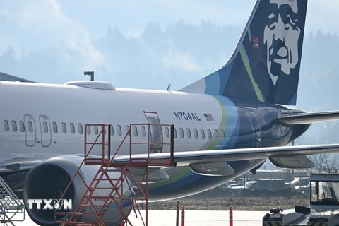 Máy bay Boeing 737 MAX của hãng hàng không Alaska Airlines hạ cánh khẩn cấp tại thành phố Portland, bang Oregon, Mỹ sau sự cố bung cửa, ngày 23/1/2024. (Ảnh: AFP/TTXVN)