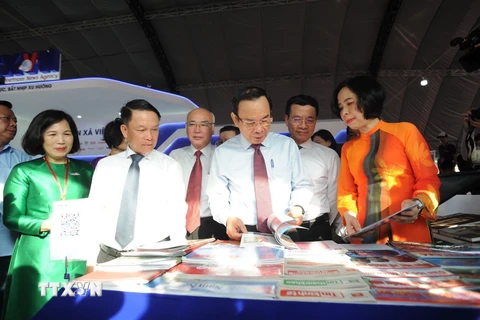 Ủy viên Bộ Chính trị, Bí thư Thành ủy Thành phố Hồ Chí Minh Nguyễn Văn Nên cùng các đại biểu tham quan gian trưng bày của TTXVN tại Hội Báo Toàn quốc 2024. (Ảnh: Thu Hương/TTXVN)