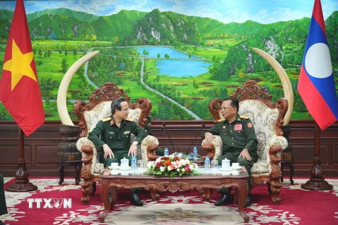 Thiếu tướng, giáo sư-tiến sỹ Lê Hữu Song báo cáo với Đại tướng Chansamone Chanyalath về những kết quả hợp tác thời gian qua. (Ảnh: Đỗ Bá Thành/TTXVN)