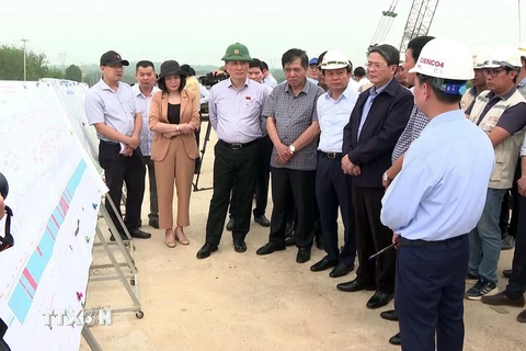 Phó Chủ tịch Quốc hội Nguyễn Đức Hải cùng các thành viên trong đoàn công tác kiểm tra thực tế tại dự án xây dựng Đường bộ Cao tốc Bắc-Nam đoạn qua tỉnh Quảng Bình. (Ảnh: Tá Chuyên/TTXVN)